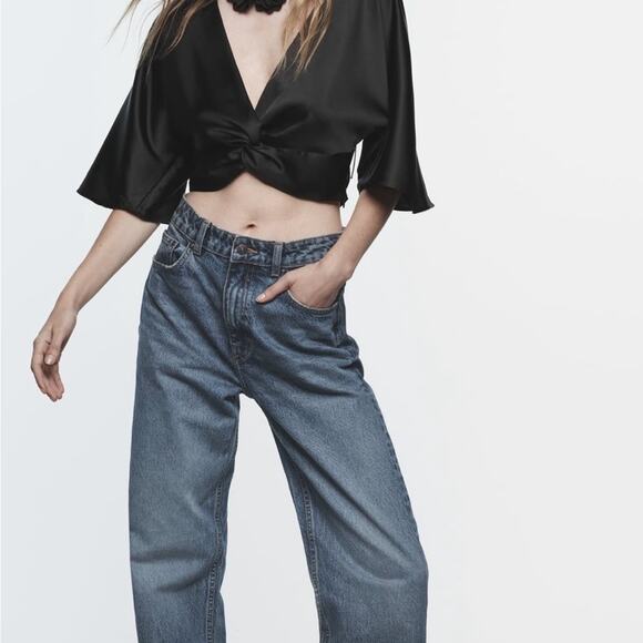 Zara Black KNOTTED CROPPED TOP
V-neck top with knot and short sleeve Size Xsmall - Picture 3 of 10